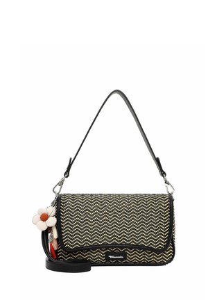 Borsa con motivo a zigzag nero e beige, rifiniture nere, tracolla rimovibile e portachiavi a forma di fiore bianco attaccato al lato.