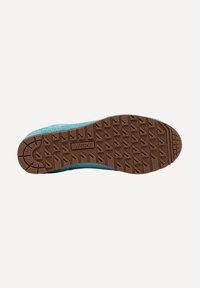 Sneaker blu scamosciato con suola in gomma marrone, caratterizzata da un motivo di battistrada testurizzato e un logo distintivo sul lato.