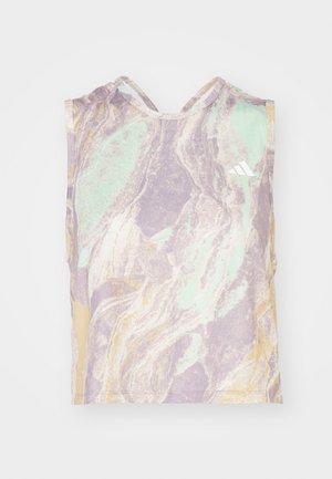 Mouwloos sporttopje met pastelpaars, groen en geel marmerpatroon en klein wit Adidas-logo aan de voorkant.