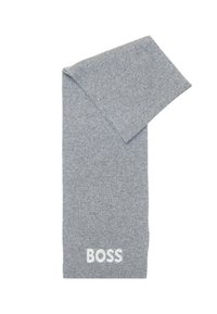 Šedý pletený šátek složený s bílým textem "BOSS" vyšitým blízko jednoho konce na bílém pozadí.