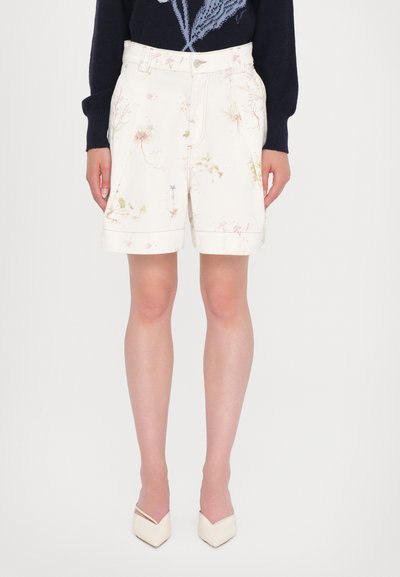 Witte shorts met bloemenprints in pasteltinten, met een voorste knoopsluiting, twee zijzakken en een omgeslagen zoomdetail.