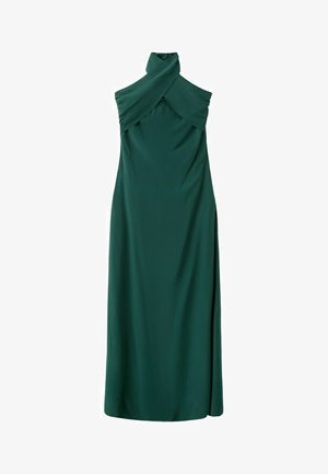 Temno zelena maxi obleka brez rokavov z ovitim halterskim izrezom in stranskim razporkom na belem ozadju.