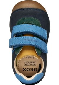 Scarpa in pelle per bambino, blu e verde, con due fasce in Velcro blu, punta rotonda marrone e morbida fodera interna gialla. Etichetta del marchio visibile.