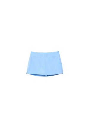 Skort da donna azzurro chiaro con due tasche frontali e piccole spaccature laterali, disteso su uno sfondo bianco.