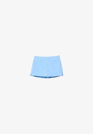 Skort da donna azzurro chiaro con due tasche frontali e piccole spaccature laterali, disteso su uno sfondo bianco.