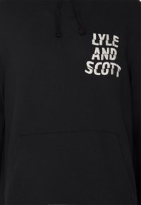 Sudadera negra con bolsillo frontal, capucha con cordón y texto bordado en blanco "LYLE AND SCOTT" con orientaciones de letras variadas.