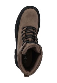 Bruine suède enkellaars met zwarte rubberen zool, zwarte veters en een gewatteerde kraag voor comfort; minimale branding aan de binnenkant van de schoen.