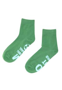 Calcetines de algodón verdes con textura suave, que presentan letras blancas y un gráfico de balón de fútbol. Diseño corto de longitud hasta el tobillo.