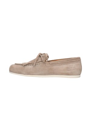 Beżowy zamszowy mokasyn ze szwem w stylu mokasyna, ozdobnymi frędzlami na sznurowadłach u góry oraz białą podeszwą, widok z boku.