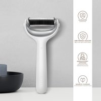 Vit silikon ansiktsroller med ett texturerat svart rollerhuvud. Har ett böjt handtag för bra grepp. Inkluderar ikoner för garanti och godkännande.