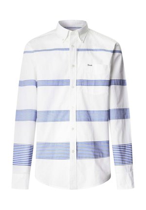 Camisa blanca de manga larga con botones y rayas horizontales azules en el pecho, las mangas y el torso inferior, con un bolsillo en el pecho del lado izquierdo.