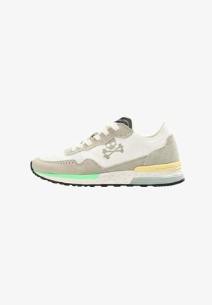 Lekki sneaker z białą siateczkową cholewką, szarymi akcentami ze zamszu, zielonym pasem wzdłuż podeszwy oraz logo czaszki po bokach.
