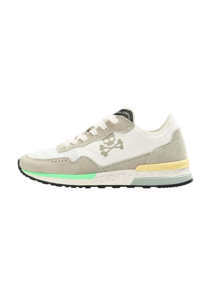 Lekki sneaker z białą siateczkową cholewką, szarymi akcentami ze zamszu, zielonym pasem wzdłuż podeszwy oraz logo czaszki po bokach.