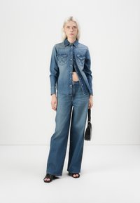 Wrangler HERITAGE SHIRT - Blusa com botões - light hand