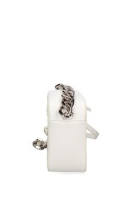 Witte leren handtas met een kettingband, rechthoekige vorm, gladde textuur en een metalen accent aan de bovenkant, beveiligd met een sluiting.