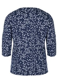 Blusa blu navy realizzata in tessuto leggero, con stampa floreale bianca, maniche a ¾ e scollatura rotonda. La vista posteriore mostra una vestibilità ampia.