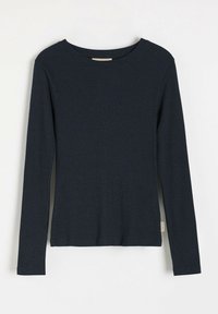 Długi rękaw w ciemnym granacie, wykonany z miękkiej dzianiny. Posiada okrągły dekolt i prosty krój z małą metką z boku.