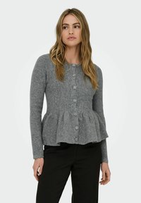 Siva pletena jakna s peplum dizajnom, ki ima teksturirano obdelavo in pet gumbov spredaj. Dolgi rokavi, prilegajoče se telo.