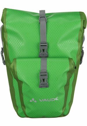 Groene waterdichte rugzak van textuurmateriaal, met een oprolslot, grijze hardware en een voorste ritsvak met logo.