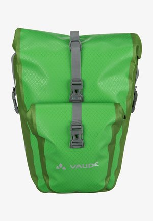 Sac à dos imperméable vert en matériau texturé, doté d'une fermeture enroulable, de quincaillerie grise et d'une poche zippée à l'avant avec logo.