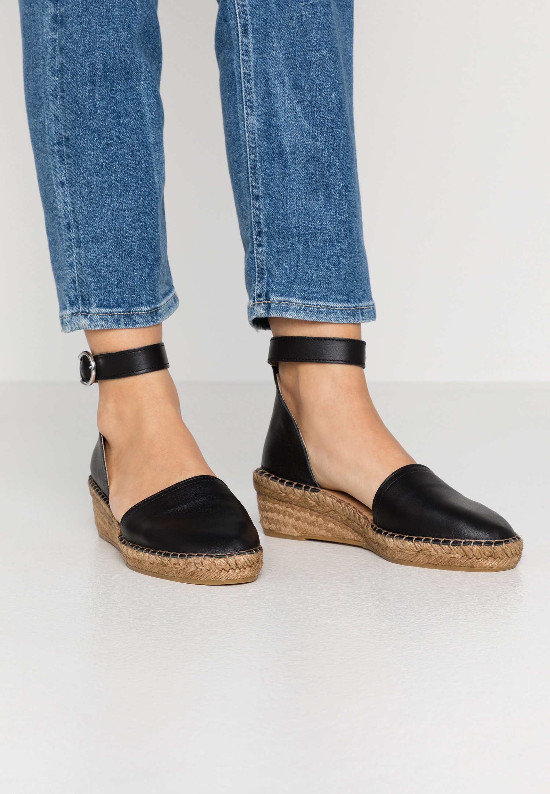 Royal RepubliQ Women’s Wayfarer Base Blk Espadrilles Royal RepubliQ Women’s Wayfarer Base Blk Espadrilles