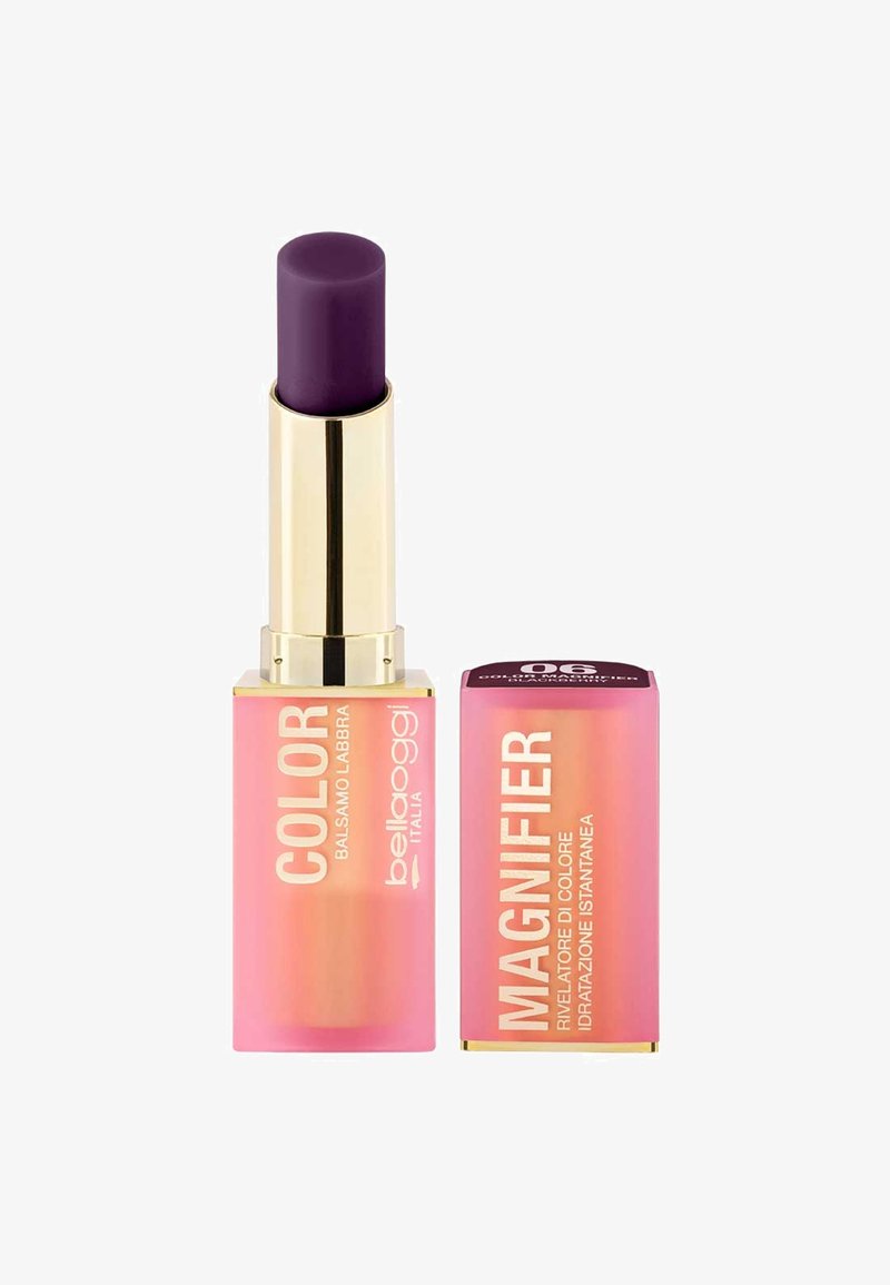 Balsamo labbra in un contenitore con bordi dorati e bullet viola. Il packaging presenta una gradazione di rosa e testo bianco, etichettato "COLOR" e "MAGNIFIER."