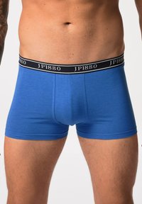 Blå bomullsboxer med svart JP1880 elastisk midjeband. Slät textur, åtsittande design och midjan till låret längd.
