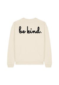 Felpa crema con polsini e bordo a coste. La parte posteriore presenta un testo ricamato nero che dice "be kind" su una superficie di tessuto liscia.