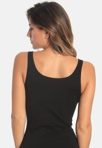 Schwarzes Tanktop mit rundem Ausschnitt, das eine taillierte Passform und glatte Textur bietet. Die Rückseite ist schlicht und ohne Verzierungen.
