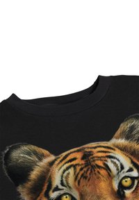 Musterniga mustaga dressipluus, millel on detailne tiigeri näo trükk, elavate oranžide ja kollaste aktsentidega. Ribaga kaelus lisamugavuse jaoks.