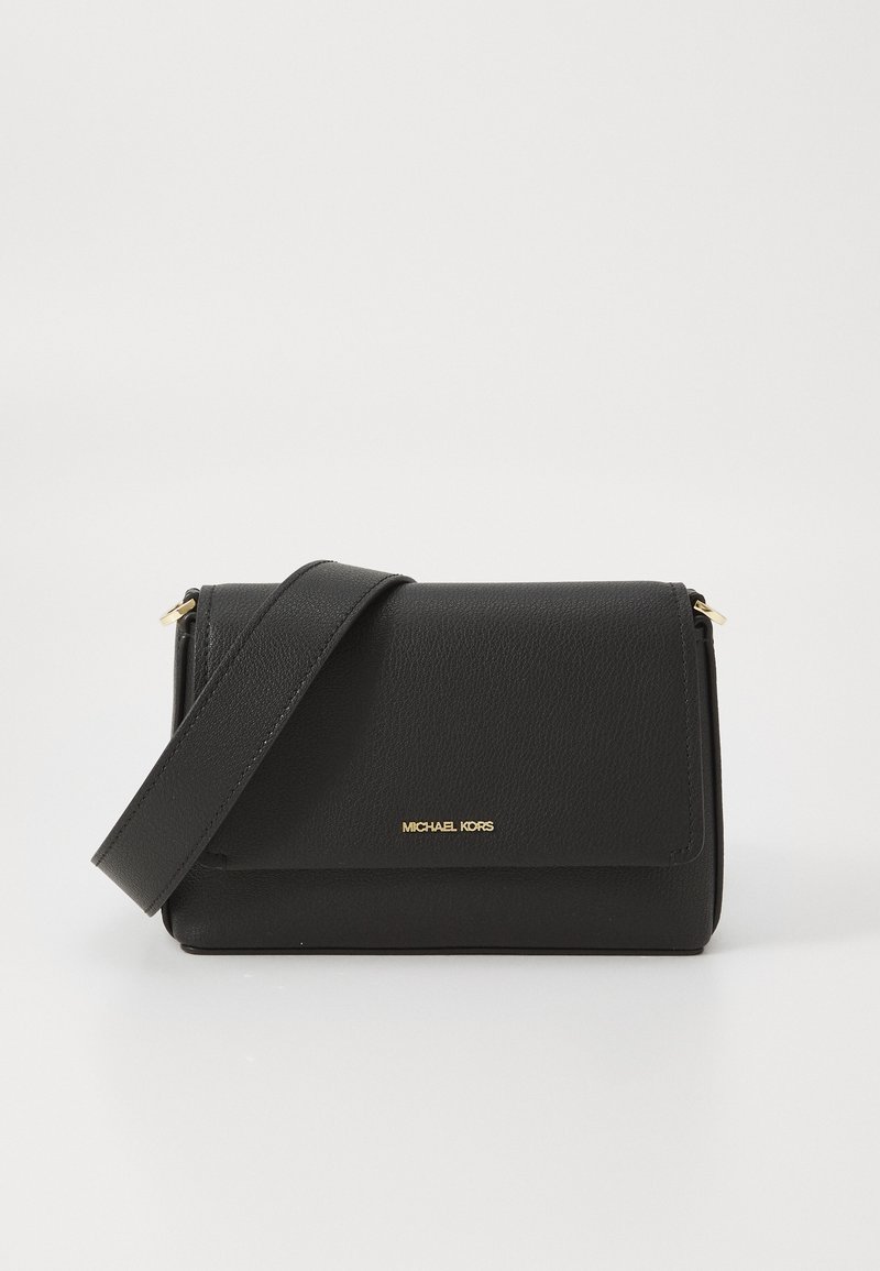 Must mustriga mustra kott mustra katta, kuldsete detailidega ja reguleeritava sangaga. Esiküljel on reljeefne logo.