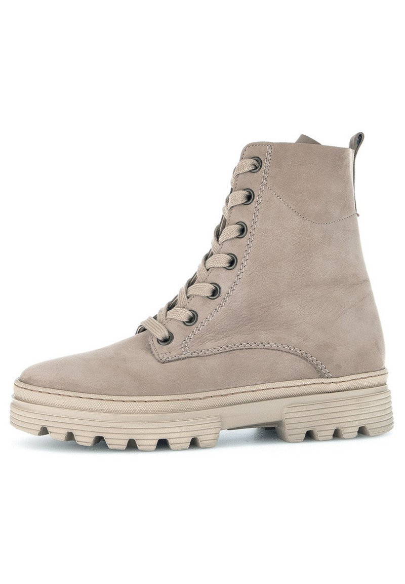Beige Leder-Stiefelette mit runder Zehenpartie, vorderer Schnürung und dicker Gummisohle mit gerippten Traktionselementen.