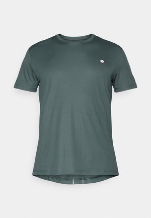 Tricou cu mânecă scurtă, de culoare verde închis, dintr-un material texturat. Are un decolteu rotund și un logo mic pe piept. Margine dreaptă.