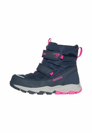 Bota de invierno para niño de color azul marino con detalles en rosa, doble cierre de velcro, suela texturizada y nombre de la marca Skogan en el lateral.