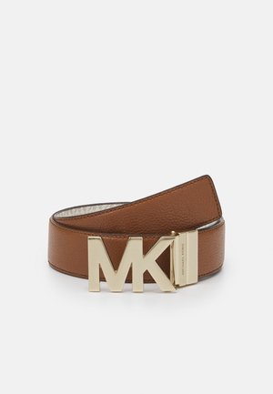 Ceinture en cuir marron enroulée avec une boucle en métal doré présentant de grandes lettres "MK" et le logo Michael Kors sur la boucle.