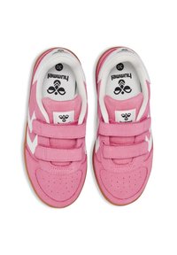 Sneakers rosa con tomaia in camoscio, accenti bianchi, doppie cinghie in velcro, punta rotonda e suola in gomma marrone. Presentano perforazioni per la traspirabilità.