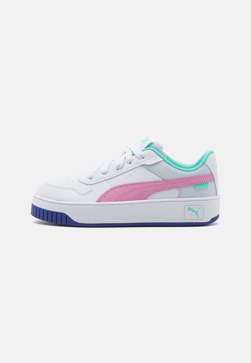 Sneakers bianchi con accenti rosa e teal, tomaia in pelle texturizzata, suola bianca spessa con battistrada blu e marchio Puma in evidenza sul lato.