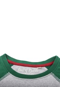 Grøn og grå børne-T-shirt med rød halsudskæring, der har et raglan-design og synlige syninger. Etiketten siger "Band of Rascals."