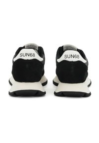 Un paio di sneaker nere e bianche con "SUN68" stampato sul tallone, viste da dietro su uno sfondo bianco.