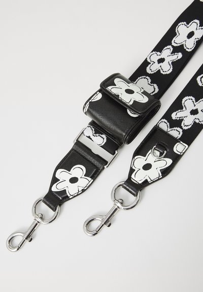 Sort rem med hvide blomsterdesigns, teksturelt materiale, sølv hardware og clips i begge ender til fastgørelse.