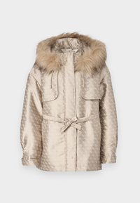 Bežna prešita jakna z kapuco obrobljeno z krznom, z vrvico v pasu, dvema sprednjima žepoma in vzorčeno teksturo po celotni površini. Ima dolge rokave.