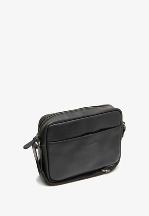 Borsa a tracolla in pelle nera con chiusura a zip, texture liscia, tasca frontale e tracolla regolabile. Presenta un dettaglio del logo del brand in rilievo.