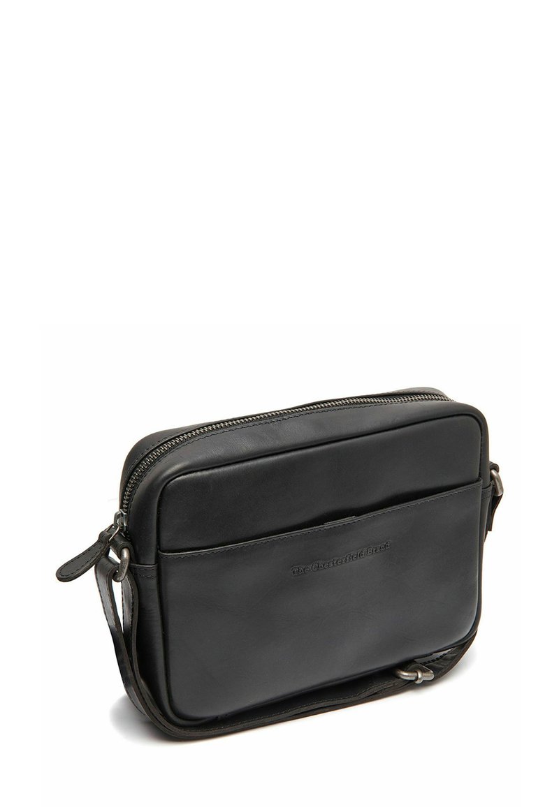 Borsa a tracolla in pelle nera con chiusura a zip, texture liscia, tasca frontale e tracolla regolabile. Presenta un dettaglio del logo del brand in rilievo.