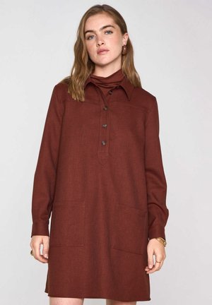 Long-sleeve dress in brown fabric, featuring a button-up front, collar, and two front pockets. Simple design with a relaxed fit.