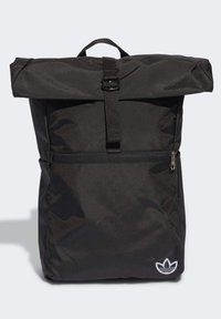 Svart rulltopprygga med främre blixtlåsfack, spännbandsstängning, bärhandtag och vit Adidas-logotyp längst ner till höger.
