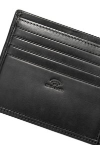 Porta carte in pelle nera con protezione RFID, multiple fessure per carte, texture liscia e cuciture discrete con logo in rilievo.