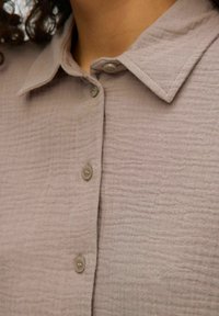Vero Moda VMNATALI - Overhemdblouse - moon rock