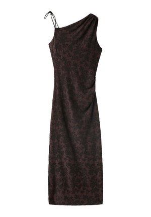 Vestido largo marrón oscuro con un solo hombro, con finas tiras dobles y sutil textura floral sobre fondo blanco.