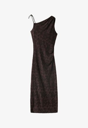 Langes dunkelbraunes One-Shoulder-Kleid mit dünnen Doppelträgern und subtiler Blumenstruktur vor weißem Hintergrund.