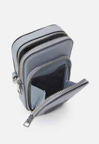 COACH PHONE CROSSBODY - Maska za mobitele - grey blue